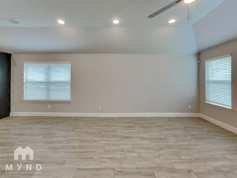 Building Photo - 552 Bradley Dr