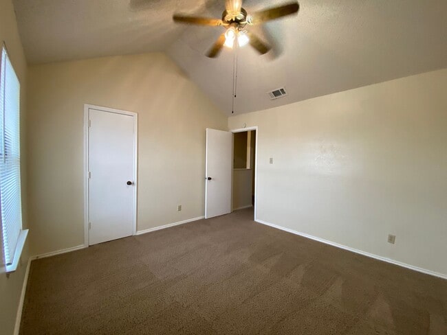 Building Photo - AVAILABLE NOW 2 BED 1.5 BATH TOWNHOME IN K...