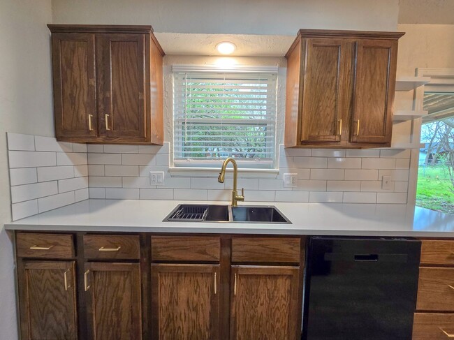 Building Photo - Beautifully remodeled 3 bed 1.5 bath home ...