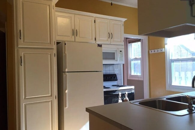 Building Photo - 4827 Poppleton Ave