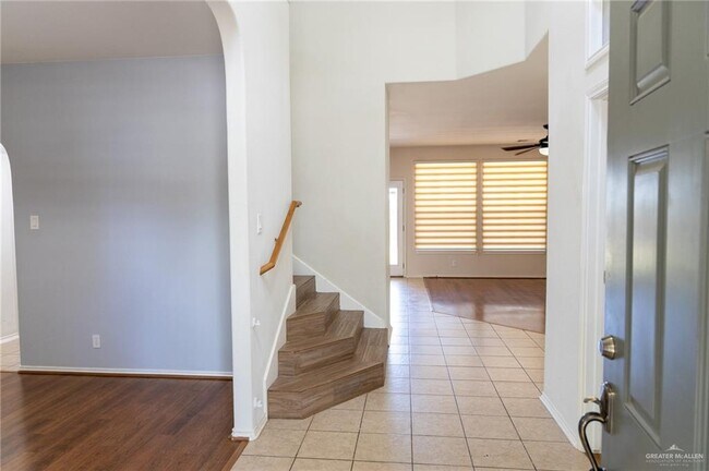 Building Photo - 25 San Sebastian St