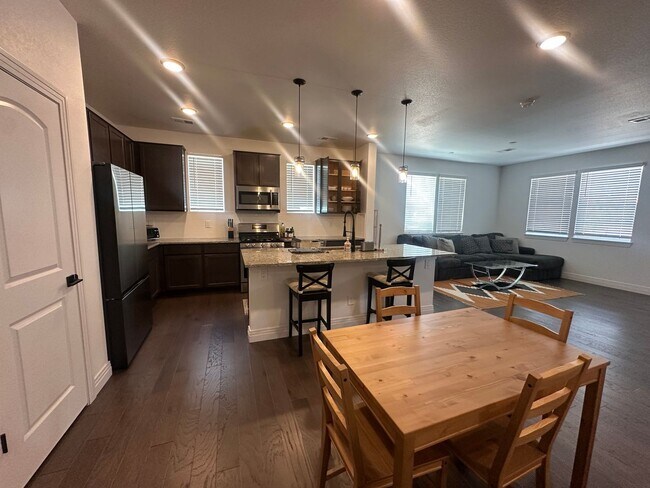 Building Photo - End unit Townhouse in Victory Ridge