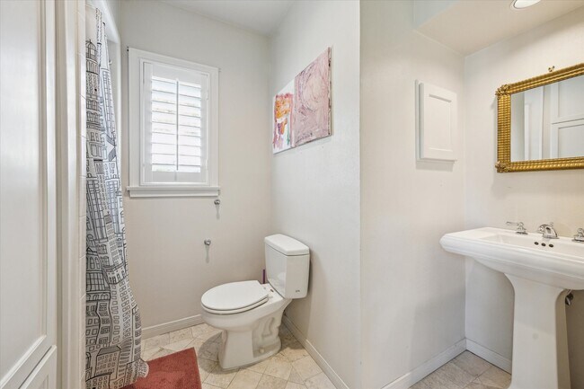 Building Photo - 2510 Locke Ln