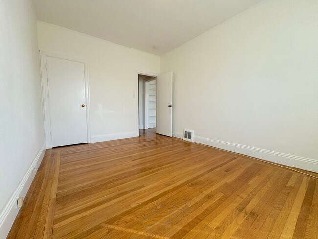 Building Photo - Marina: Bright Top Floor 1 Bed 1 Bath with...