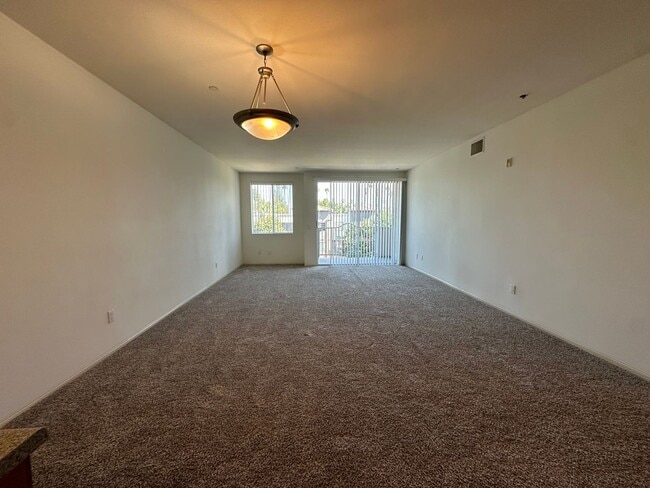 Building Photo - Available Low Income Unit - 2bed2bath cond...