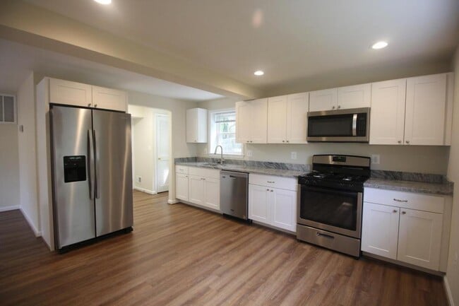 Building Photo - 10717 Maple St