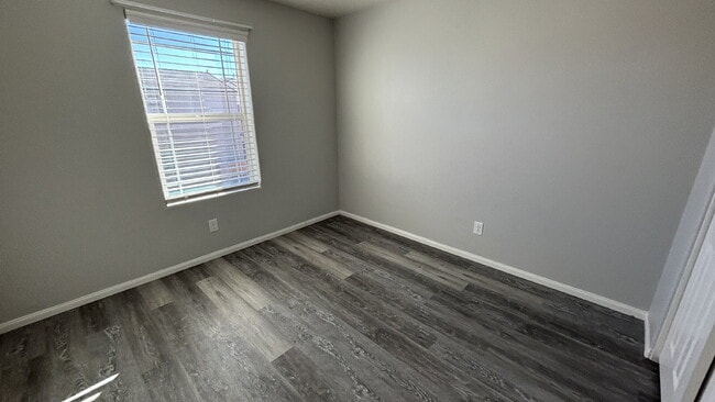 Building Photo - 4 Bed, 3 Bath