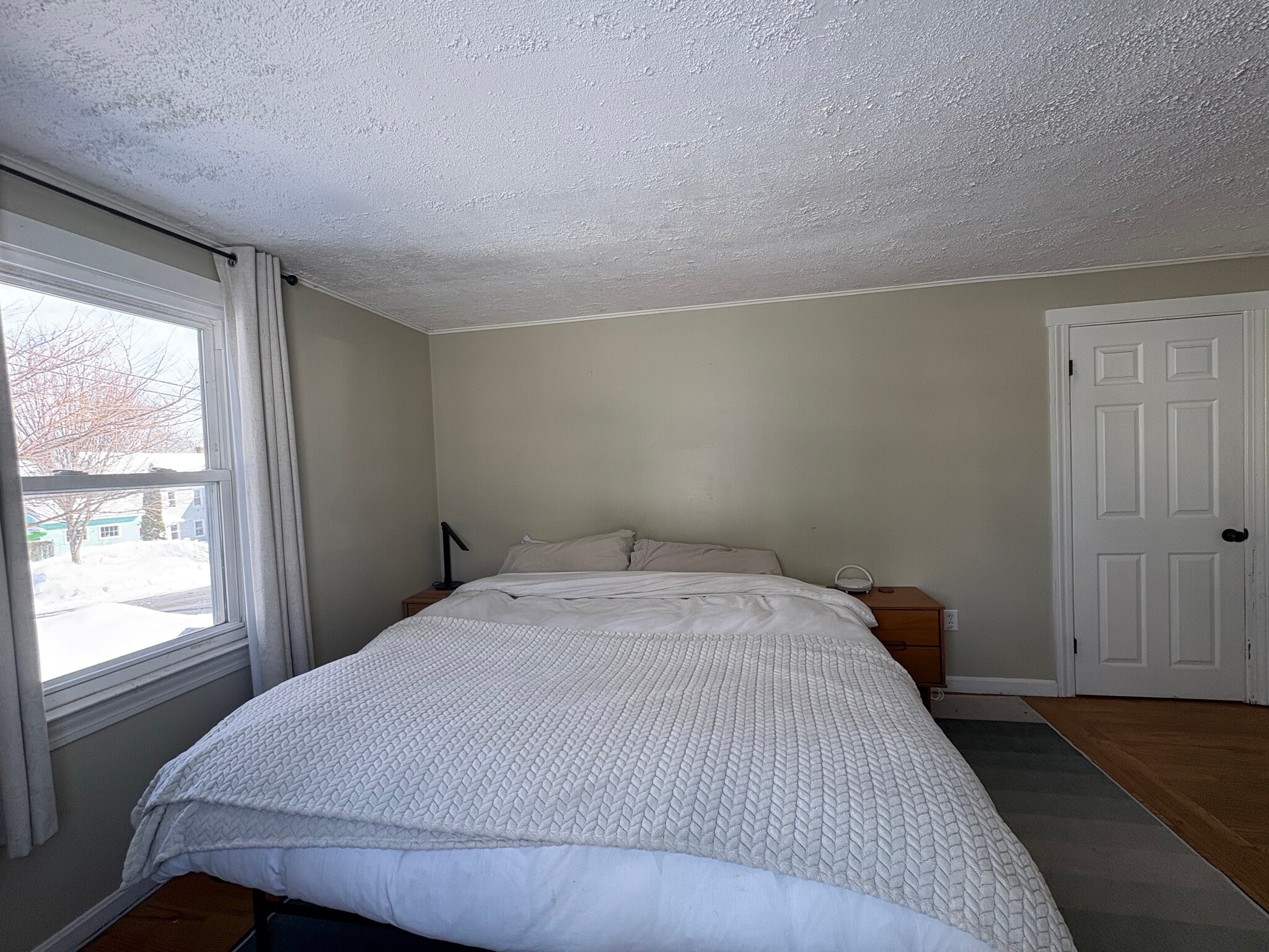 King size bed in master bedroom - 14 Mitchell St