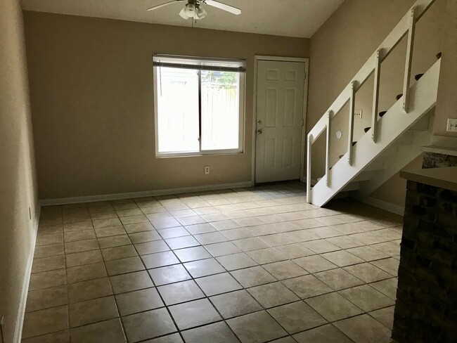 Building Photo - Cozy 2 Bedroom/2 Bath Condo - Super close ...