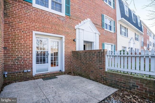 Building Photo - 2844 S Wakefield St