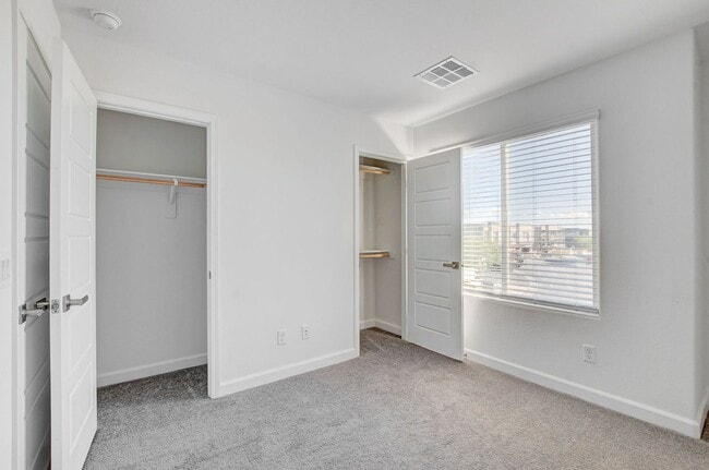 Building Photo - Like New Townhome at Falcon Ridge