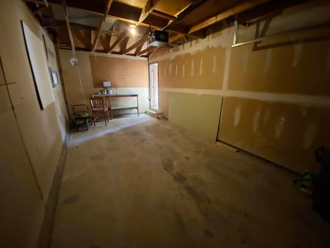 Building Photo - Cozy 3 Bedroom 1 Bath Home with Large Yard & 1 Car Attached Garage