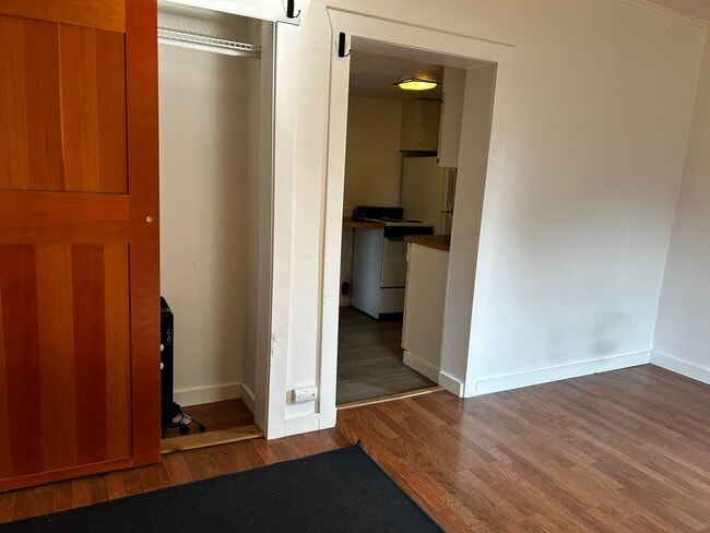 Building Photo - 503.5 S Almon St