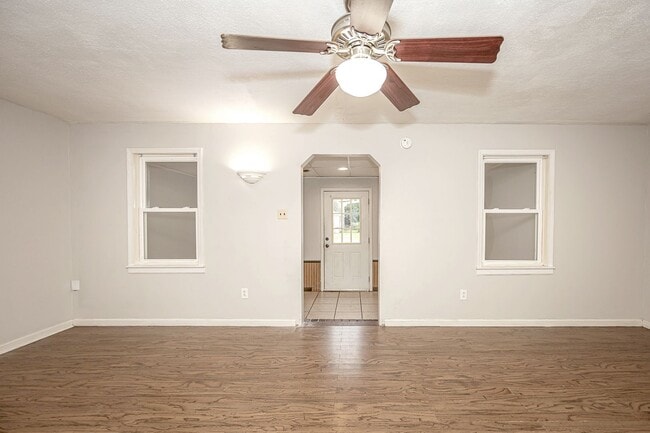 Building Photo - Cute Rental Home