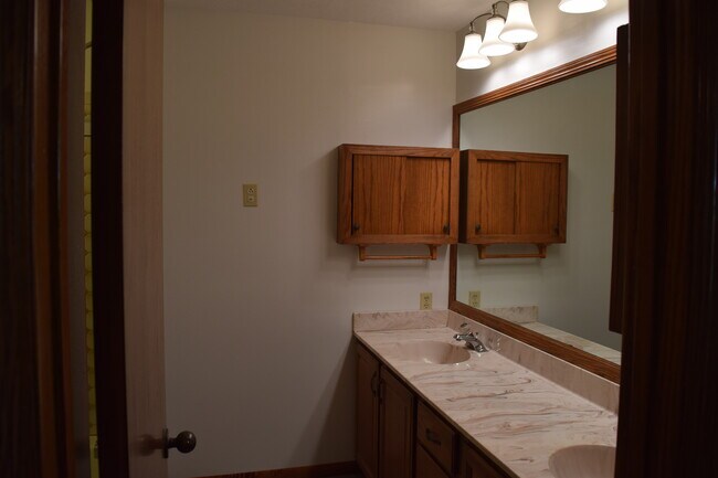 Building Photo - 2210 Skyline Dr