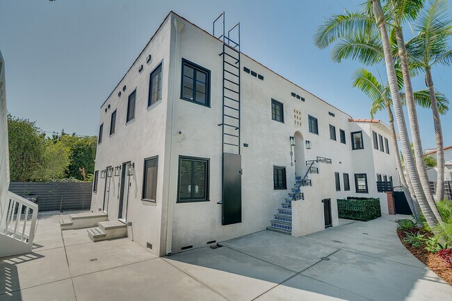 Building Photo - 1014 S Hayworth Ave