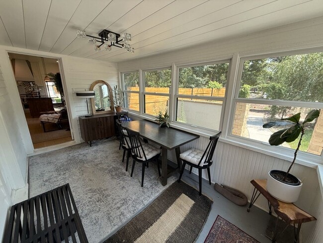 Building Photo - Fully Furnished Executive Home - Just Step...