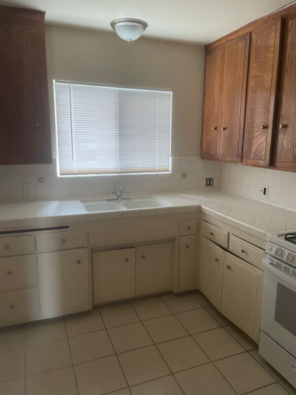 Building Photo - 918 W Huntington Dr