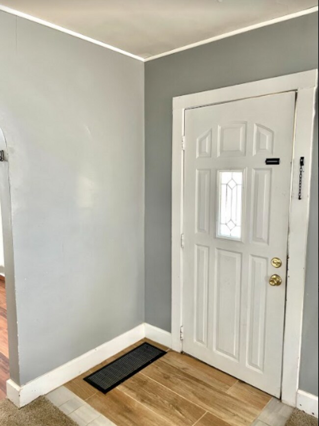 Building Photo - AVAILABLE NOW. 2 bed/1 bath SINGLE FAMILY HOME with fenced yard!