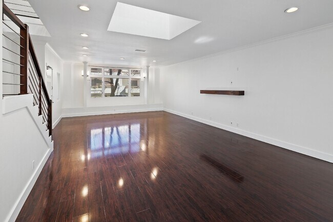 Building Photo - Modern 3 Bedroom Townhouse with Prime Location on Kettner Boulevard in San Diego