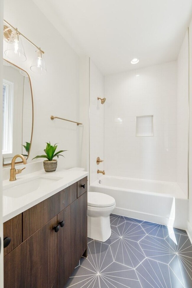 Building Photo - Stunning Salemtown Townhome!