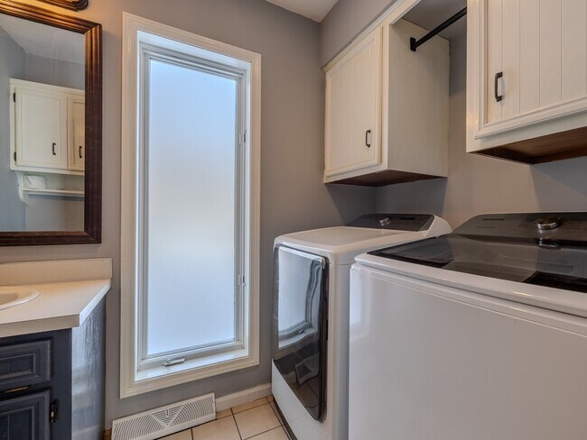 Building Photo - 2630 Glencairin Dr NW