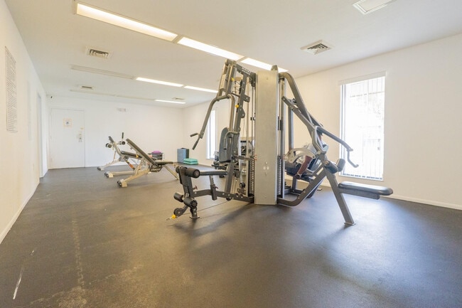 Building Photo - 4156 Inverrary Dr