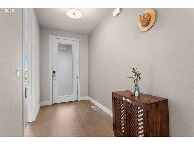 Building Photo - 4093 SE Reed Dr