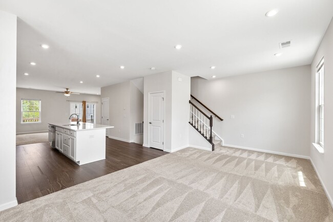 Building Photo - **End Unit 3/3 Townhome in Great Location**