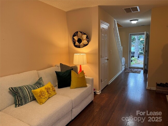 Building Photo - 8763 Robinson Forest Dr