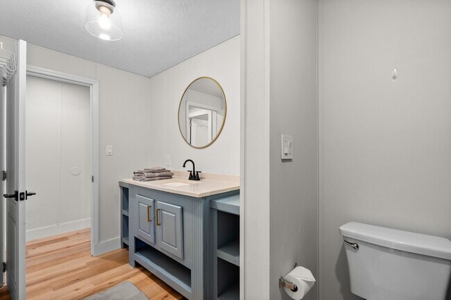 Building Photo - Ranch with 6 Acres!