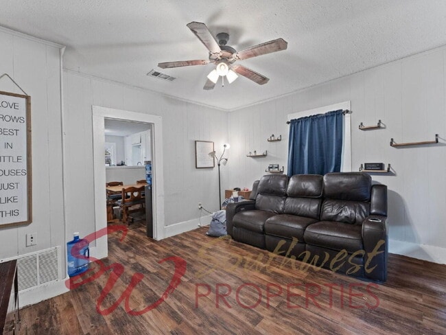 Building Photo - Cozy 2 bedroom on corner lot with privacy fenced backyard