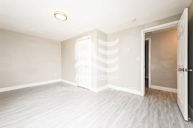 Building Photo - 800 Maple Ave
