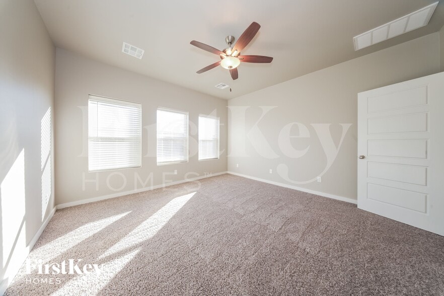 Building Photo - 2020 Sara Vista Dr