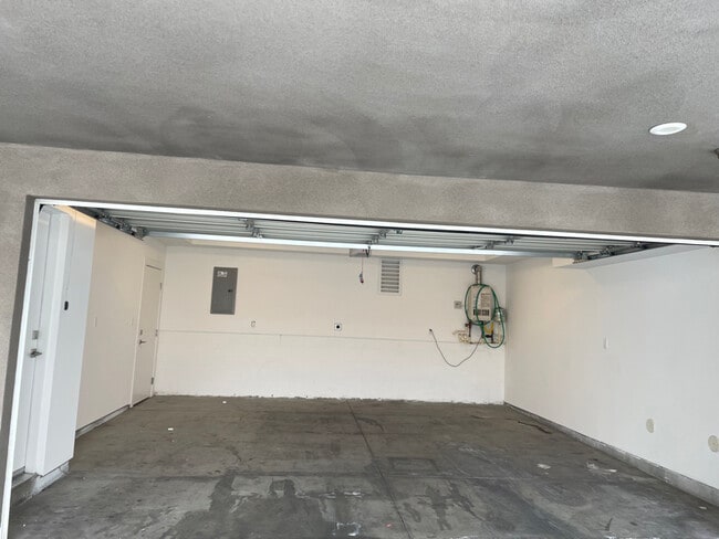 Building Photo - 14211 Gilmore St