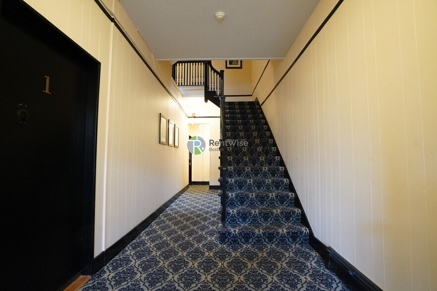 Building Photo - 1055 Beacon St