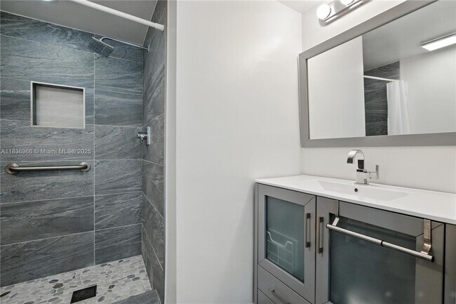 Building Photo - 1155 Brickell Bay Dr