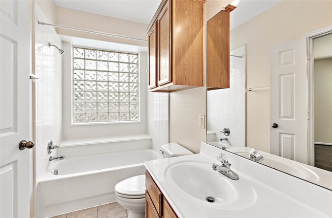 Building Photo - 6607 Lake Woodlands Dr