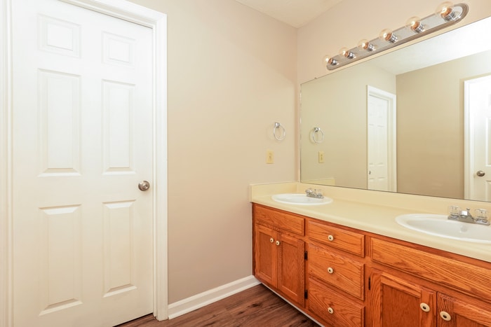 Building Photo - 1136 Lakes Edge Dr