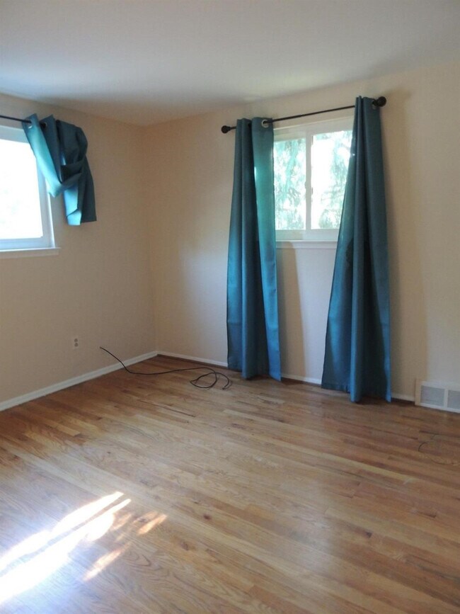 Building Photo - 2098 Yorktown Dr