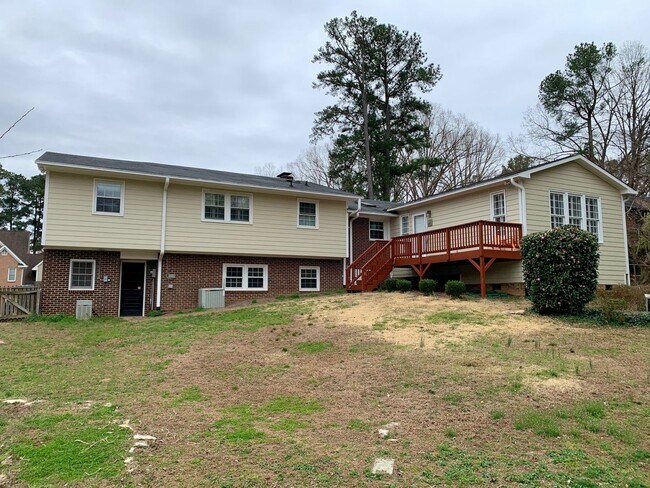 Building Photo - Spacious 4 Bed | 3 Bath Split Level Home i...