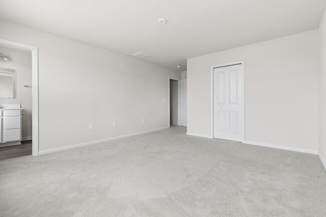 Building Photo - 4 Bed, 2.5 Bath, 2 Car Garage Near Everyth...