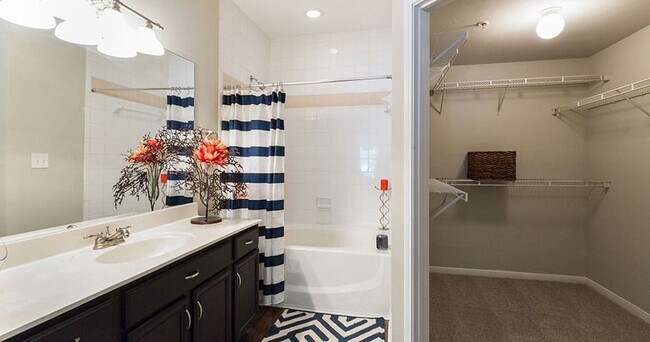 Building Photo - Convenient Location, Resort-Style Comfort!