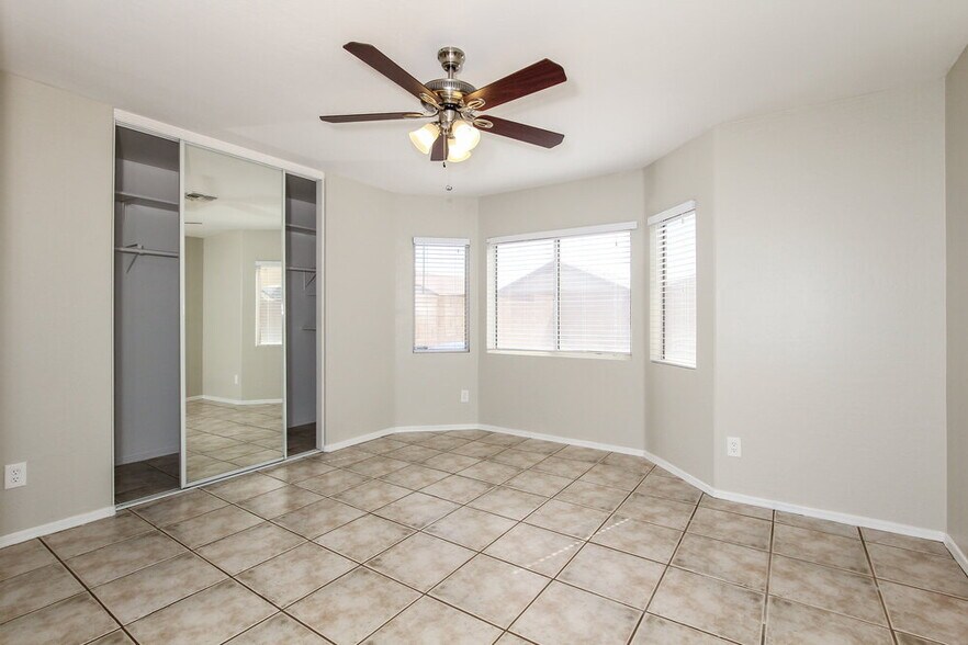 Building Photo - 12621 W Bloomfield Rd