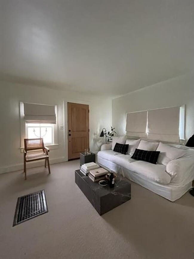 Building Photo - Beautiful remodeled 2 bedroom, 1 bath hous...