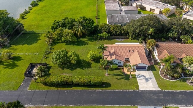 Building Photo - 15800 Surrey Cir