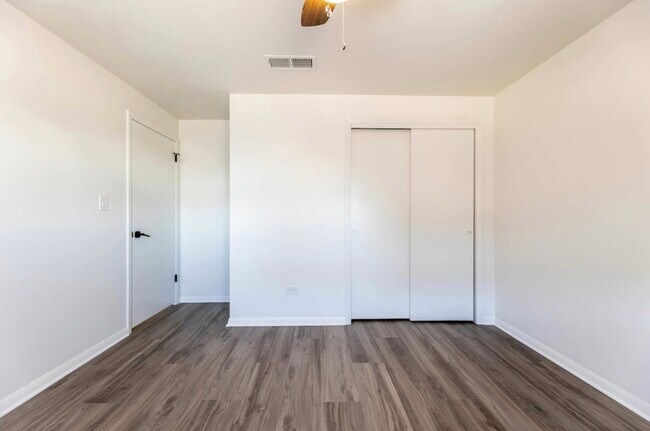 Building Photo - 6419 S Oak Park Ave
