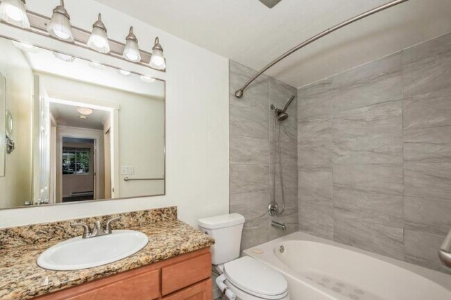 Building Photo - 2 bedroom in Kirkland WA 98034