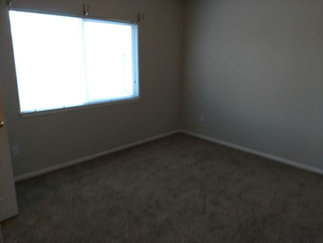 Building Photo - ALL PROSPECTIVE TENANTS MUST SUBMIT A $58 NON-REFUNDABLE APPLICATION FEE PER APPLICANT ONLINE AND...