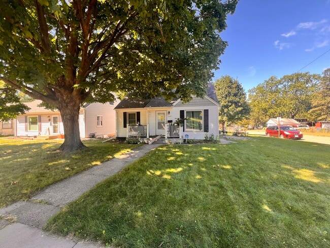 Primary Photo - 2949 York Ave N